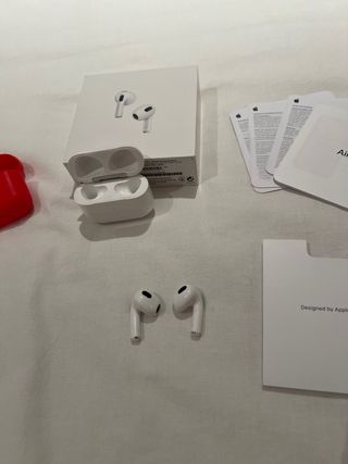 Airpods 3ª Gen con funda roja
