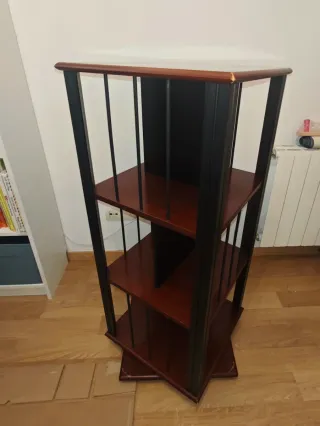 Librería giratoria de madera y metal