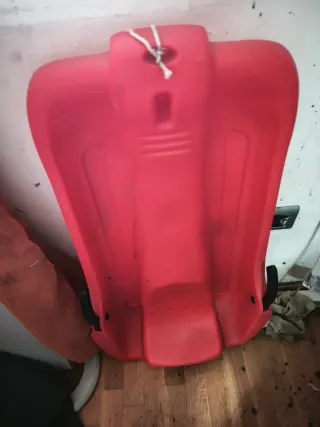 Trineo rojo para nieve