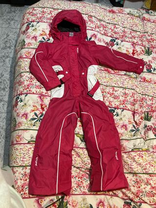 Mono de nieve más regalo