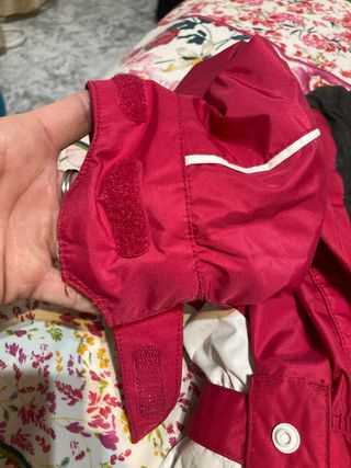 Mono de nieve más regalo