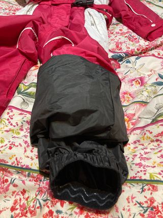 Mono de nieve más regalo