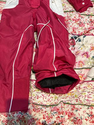 Mono de nieve más regalo