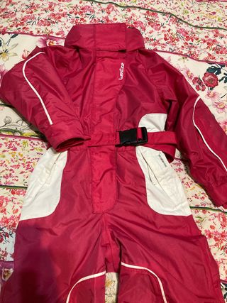 Mono de nieve más regalo