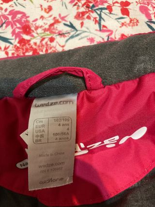 Mono de nieve más regalo