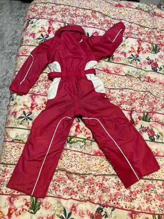 Mono de nieve más regalo