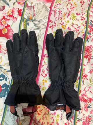 Mono de nieve más regalo