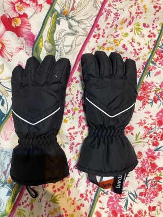 Mono de nieve más regalo