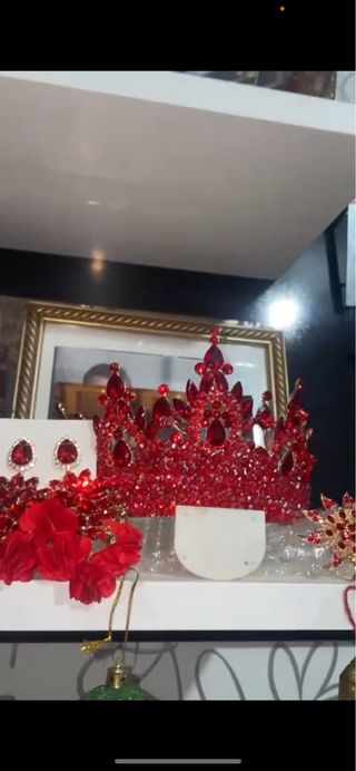 Corona flamenca roja con pendientes