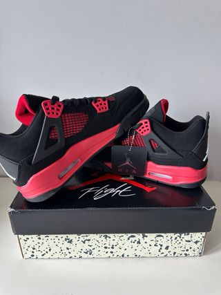 Tênis Air Jordan 4 Preto e Vermelho