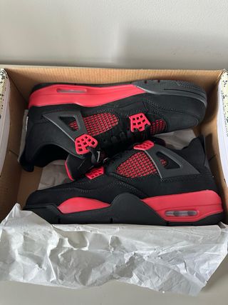 Tênis Air Jordan 4 Preto e Vermelho