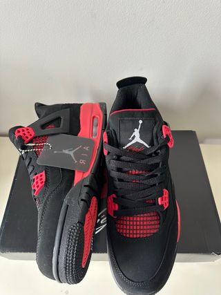 Tênis Air Jordan 4 Preto e Vermelho