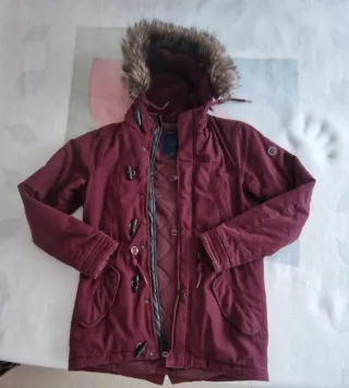 Abrigo hombre rojo con capucha