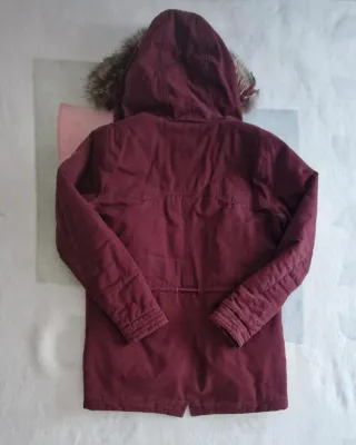 Abrigo hombre rojo con capucha