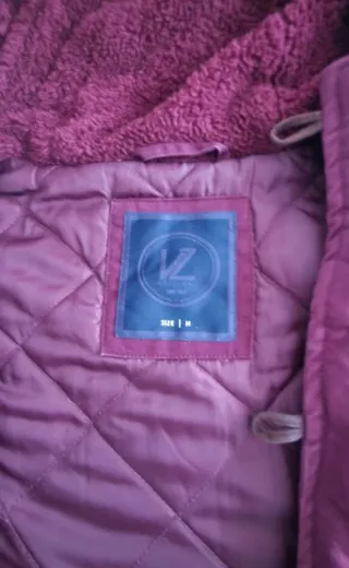 Abrigo hombre rojo con capucha