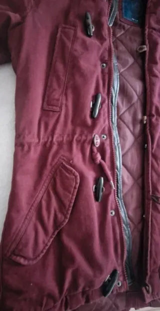 Abrigo hombre rojo con capucha