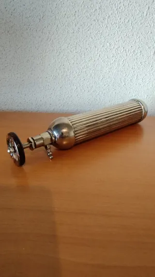 Antiguo Extintor de Coche con  Soporte (1930s).