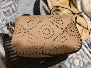 Borsa a tracolla color cammello con dettagli in rilievo