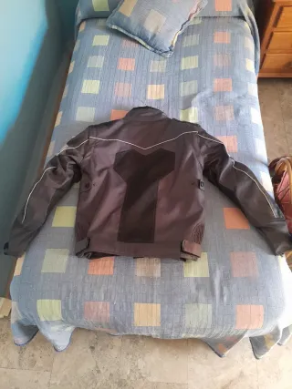 Chaqueta de moto gris y blanca