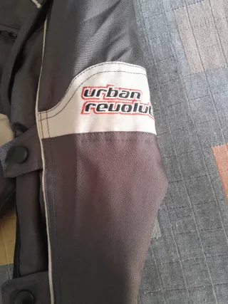 Chaqueta de moto gris y blanca