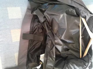 Chaqueta de moto gris y blanca