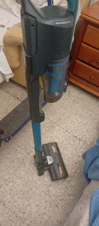 Aspiradora escoba azul y negra se vende sin cargad