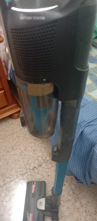 Aspiradora escoba azul y negra se vende sin cargad