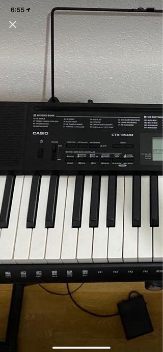 Piano eléctrico con soporte