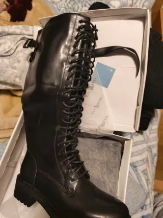 Stivali alti in pelle neri con lacci