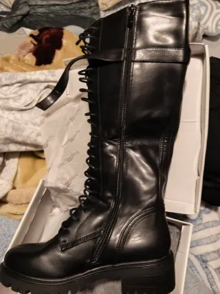 Stivali alti in pelle neri con lacci