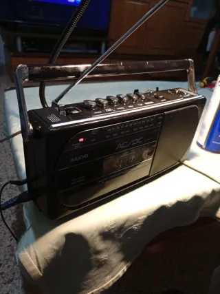 Radiocasete Sanyo AC/DC AM/FM Negro