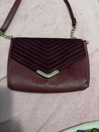 Bolso bandolera burdeos con cadena