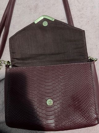 Bolso bandolera burdeos con cadena