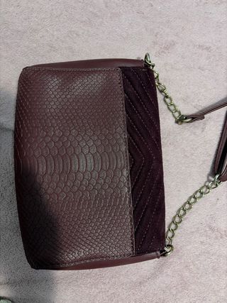 Bolso bandolera burdeos con cadena