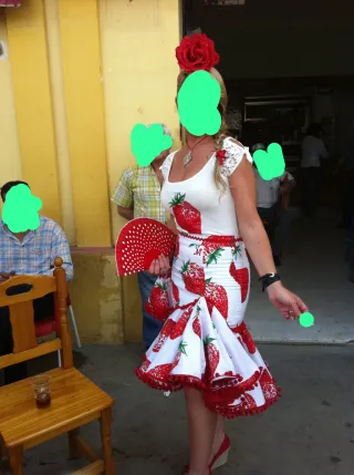 Falda flamenca y camiseta fresas