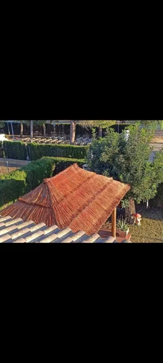 Sombrilla de mimbre y madera