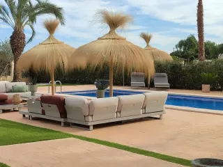 Sombrilla de mimbre y madera