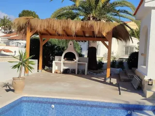 Sombrilla de mimbre y madera