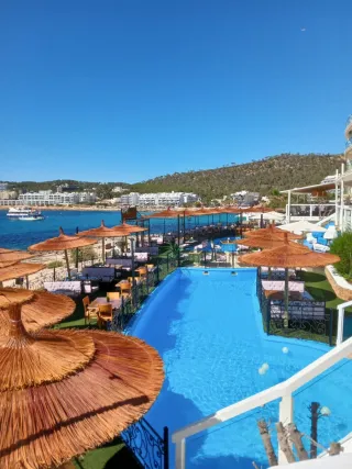 Sombrilla de mimbre y madera