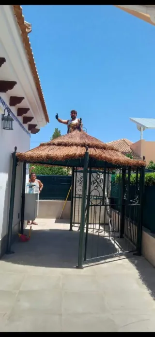 Sombrilla de mimbre y madera