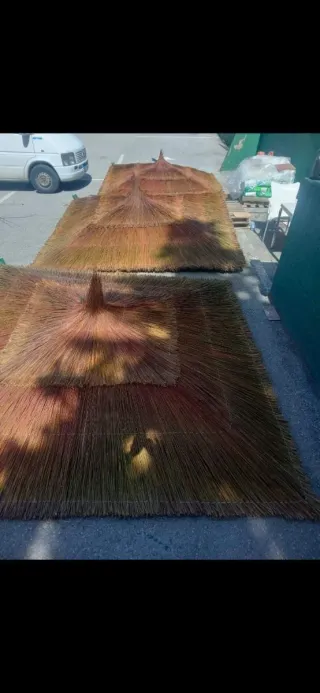 Sombrilla de mimbre y madera