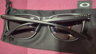 Gafas de sol Oakley polarizadas azules negociables