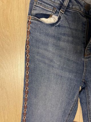 Pantalones vaqueros con bordado