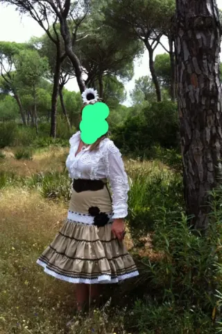 Falda y blusa flamenca beige y blanca