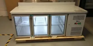 Bajo mostrador puerta de cristal 632575742