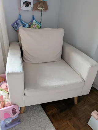 Poltrona bege em tecido