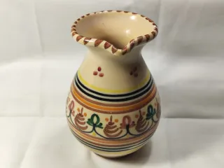 Jarrón antiguo de cerámica pintado