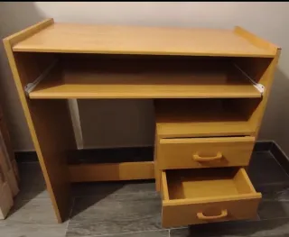 Escritorio de madera para estudio u ordenador