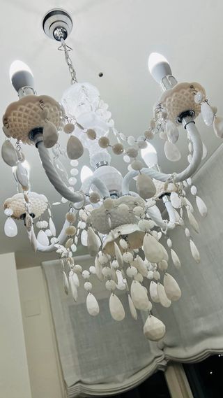 Lámpara araña blanca de estilo Bridgerton.