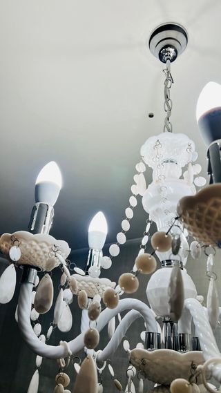 Lámpara araña blanca de estilo Bridgerton.